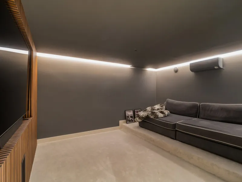 This home is a modern six bedroom luxury villa for sale in the Golf Valley of Marbella. The home offers 600 m² of space on an 820 m² plot with 125 m² of terraces. The villa sits minutes from Aloha Golf Los Naranjos and Las Brisas Golf Club and it offers f