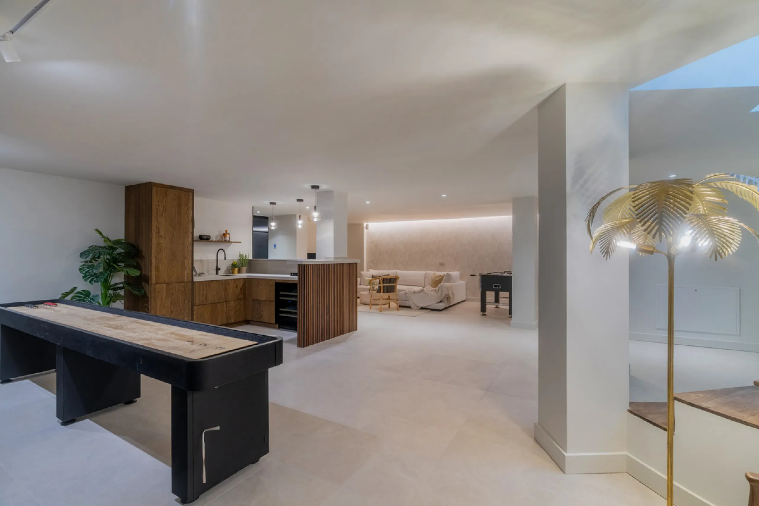 This home is a modern six bedroom luxury villa for sale in the Golf Valley of Marbella. The home offers 600 m² of space on an 820 m² plot with 125 m² of terraces. The villa sits minutes from Aloha Golf Los Naranjos and Las Brisas Golf Club and it offers f