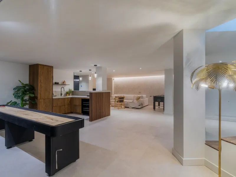 This home is a modern six bedroom luxury villa for sale in the Golf Valley of Marbella. The home offers 600 m² of space on an 820 m² plot with 125 m² of terraces. The villa sits minutes from Aloha Golf Los Naranjos and Las Brisas Golf Club and it offers f