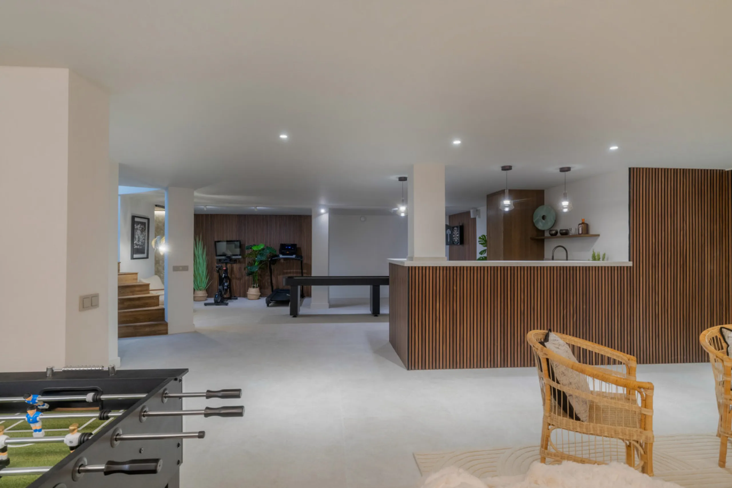 This home is a modern six bedroom luxury villa for sale in the Golf Valley of Marbella. The home offers 600 m² of space on an 820 m² plot with 125 m² of terraces. The villa sits minutes from Aloha Golf Los Naranjos and Las Brisas Golf Club and it offers f