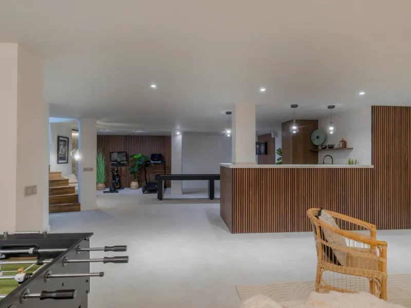 This home is a modern six bedroom luxury villa for sale in the Golf Valley of Marbella. The home offers 600 m² of space on an 820 m² plot with 125 m² of terraces. The villa sits minutes from Aloha Golf Los Naranjos and Las Brisas Golf Club and it offers f