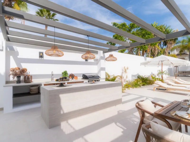 This home is a modern six bedroom luxury villa for sale in the Golf Valley of Marbella. The home offers 600 m² of space on an 820 m² plot with 125 m² of terraces. The villa sits minutes from Aloha Golf Los Naranjos and Las Brisas Golf Club and it offers f