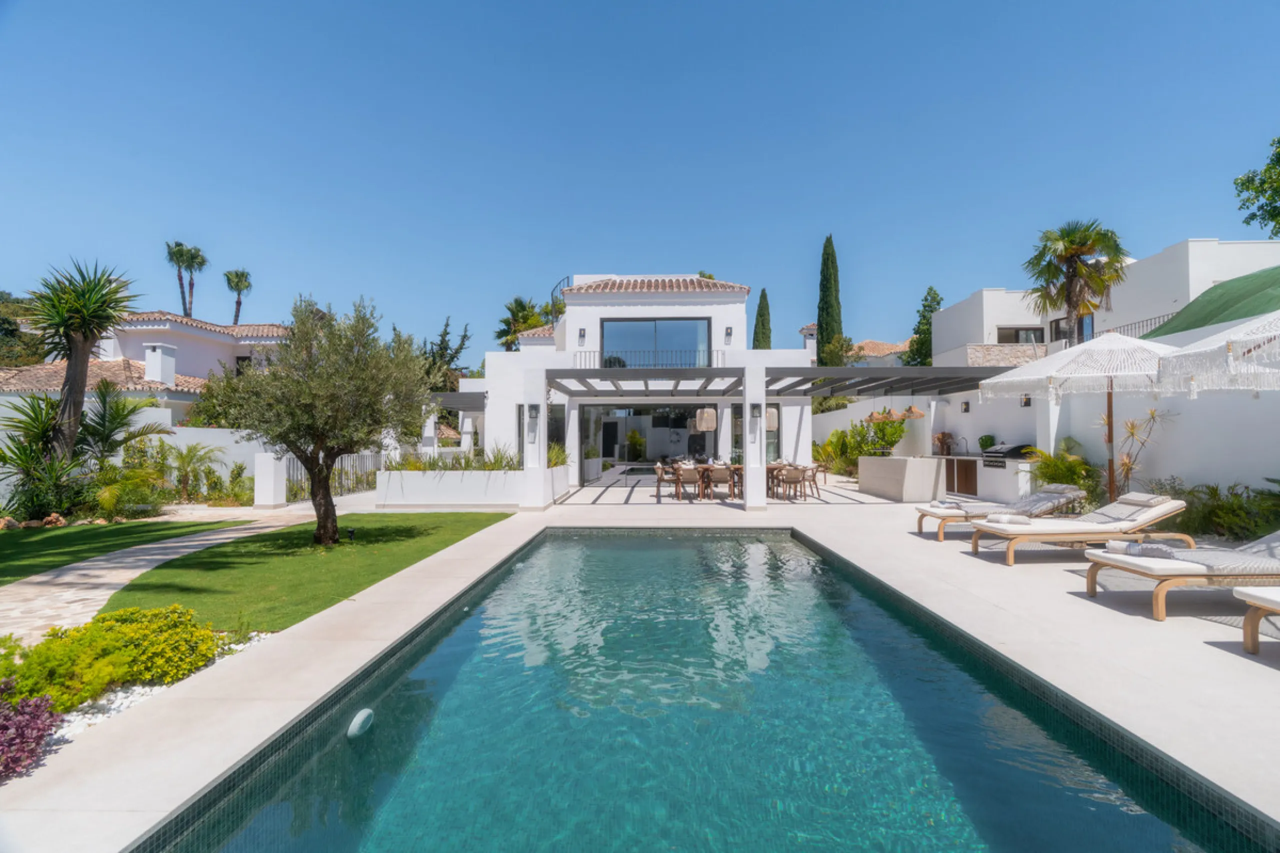 This home is a modern six bedroom luxury villa for sale in the Golf Valley of Marbella. The home offers 600 m² of space on an 820 m² plot with 125 m² of terraces. The villa sits minutes from Aloha Golf Los Naranjos and Las Brisas Golf Club and it offers f