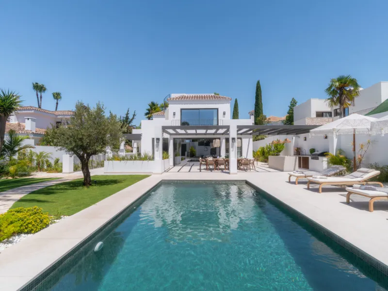 This home is a modern six bedroom luxury villa for sale in the Golf Valley of Marbella. The home offers 600 m² of space on an 820 m² plot with 125 m² of terraces. The villa sits minutes from Aloha Golf Los Naranjos and Las Brisas Golf Club and it offers f