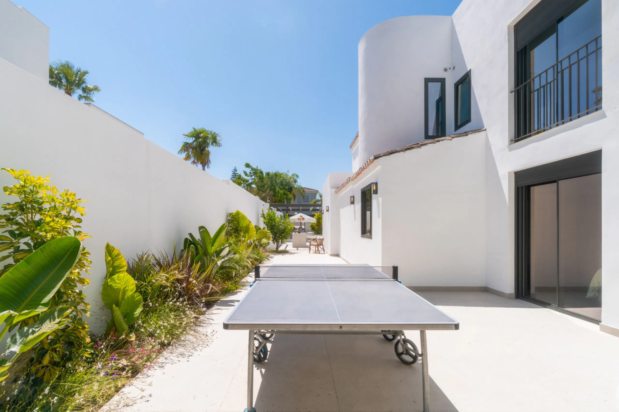This home is a modern six bedroom luxury villa for sale in the Golf Valley of Marbella. The home offers 600 m² of space on an 820 m² plot with 125 m² of terraces. The villa sits minutes from Aloha Golf Los Naranjos and Las Brisas Golf Club and it offers f