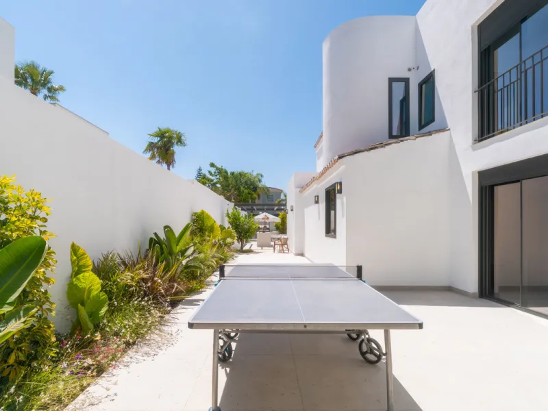 This home is a modern six bedroom luxury villa for sale in the Golf Valley of Marbella. The home offers 600 m² of space on an 820 m² plot with 125 m² of terraces. The villa sits minutes from Aloha Golf Los Naranjos and Las Brisas Golf Club and it offers f