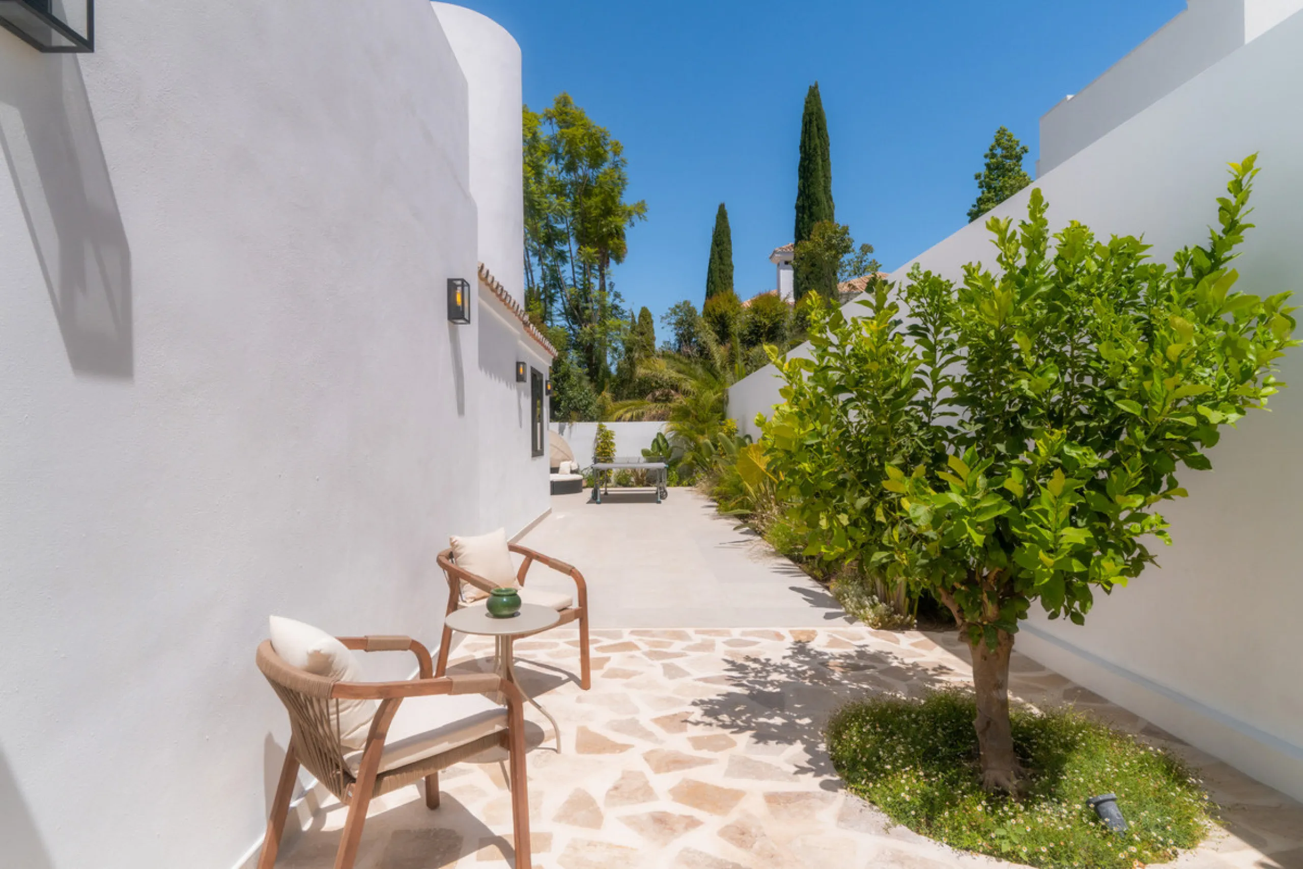 This home is a modern six bedroom luxury villa for sale in the Golf Valley of Marbella. The home offers 600 m² of space on an 820 m² plot with 125 m² of terraces. The villa sits minutes from Aloha Golf Los Naranjos and Las Brisas Golf Club and it offers f