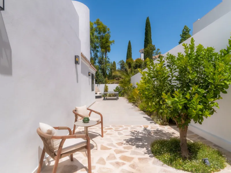This home is a modern six bedroom luxury villa for sale in the Golf Valley of Marbella. The home offers 600 m² of space on an 820 m² plot with 125 m² of terraces. The villa sits minutes from Aloha Golf Los Naranjos and Las Brisas Golf Club and it offers f