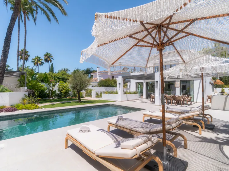 This home is a modern six bedroom luxury villa for sale in the Golf Valley of Marbella. The home offers 600 m² of space on an 820 m² plot with 125 m² of terraces. The villa sits minutes from Aloha Golf Los Naranjos and Las Brisas Golf Club and it offers f