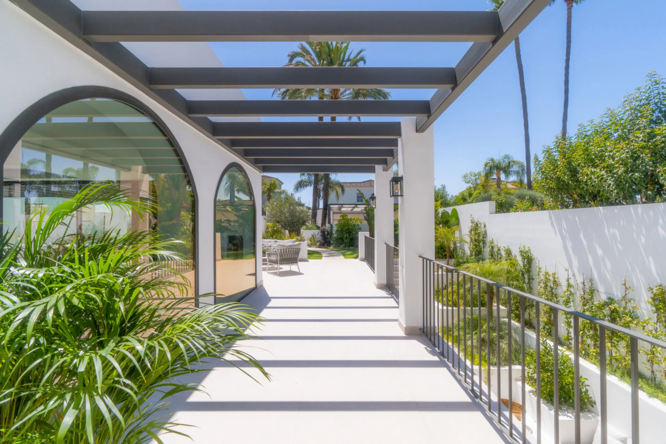 This home is a modern six bedroom luxury villa for sale in the Golf Valley of Marbella. The home offers 600 m² of space on an 820 m² plot with 125 m² of terraces. The villa sits minutes from Aloha Golf Los Naranjos and Las Brisas Golf Club and it offers f