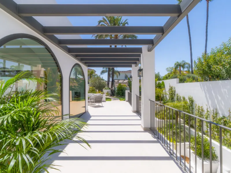 This home is a modern six bedroom luxury villa for sale in the Golf Valley of Marbella. The home offers 600 m² of space on an 820 m² plot with 125 m² of terraces. The villa sits minutes from Aloha Golf Los Naranjos and Las Brisas Golf Club and it offers f
