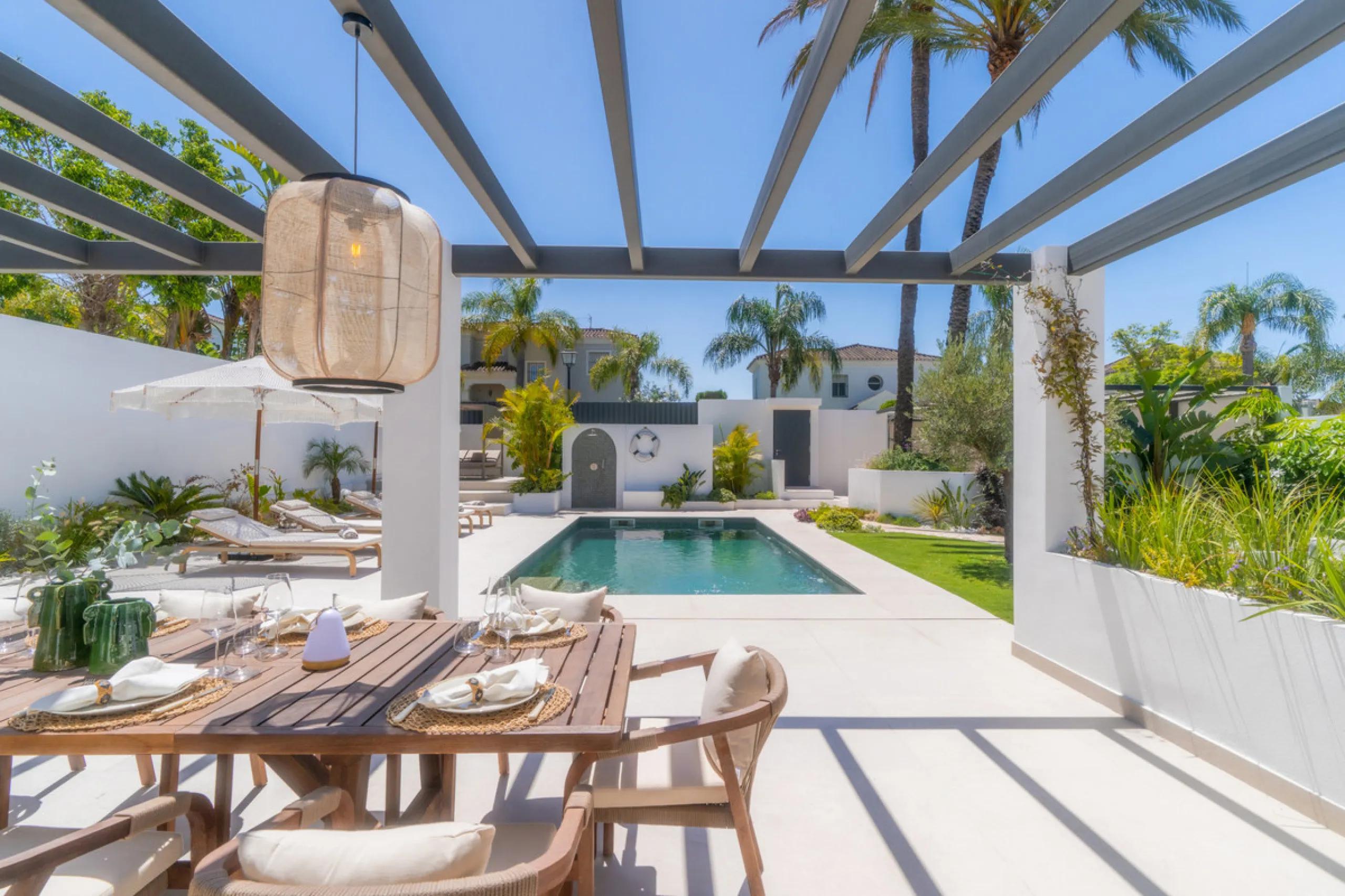 This home is a modern six bedroom luxury villa for sale in the Golf Valley of Marbella. The home offers 600 m² of space on an 820 m² plot with 125 m² of terraces. The villa sits minutes from Aloha Golf Los Naranjos and Las Brisas Golf Club and it offers f