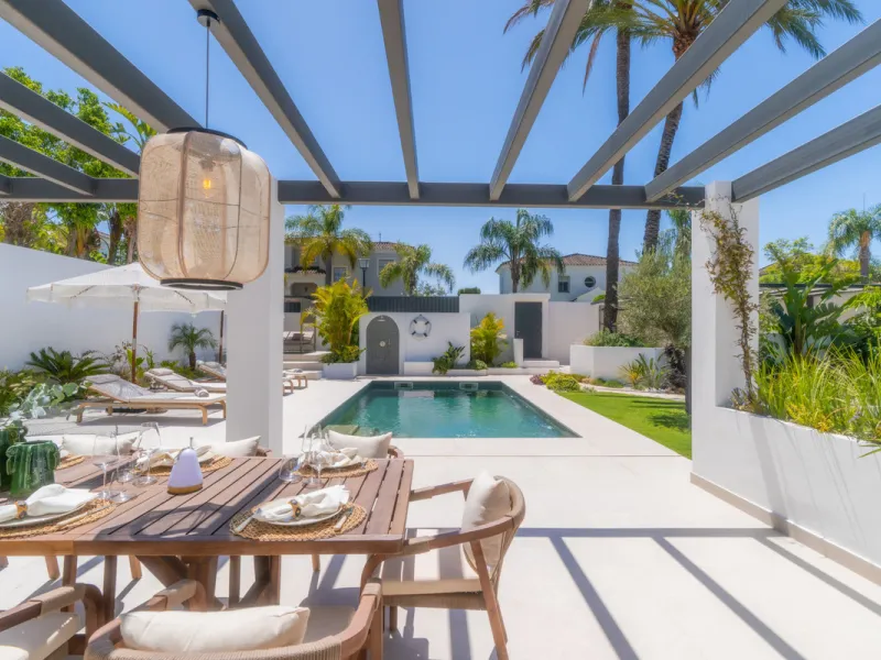 This home is a modern six bedroom luxury villa for sale in the Golf Valley of Marbella. The home offers 600 m² of space on an 820 m² plot with 125 m² of terraces. The villa sits minutes from Aloha Golf Los Naranjos and Las Brisas Golf Club and it offers f