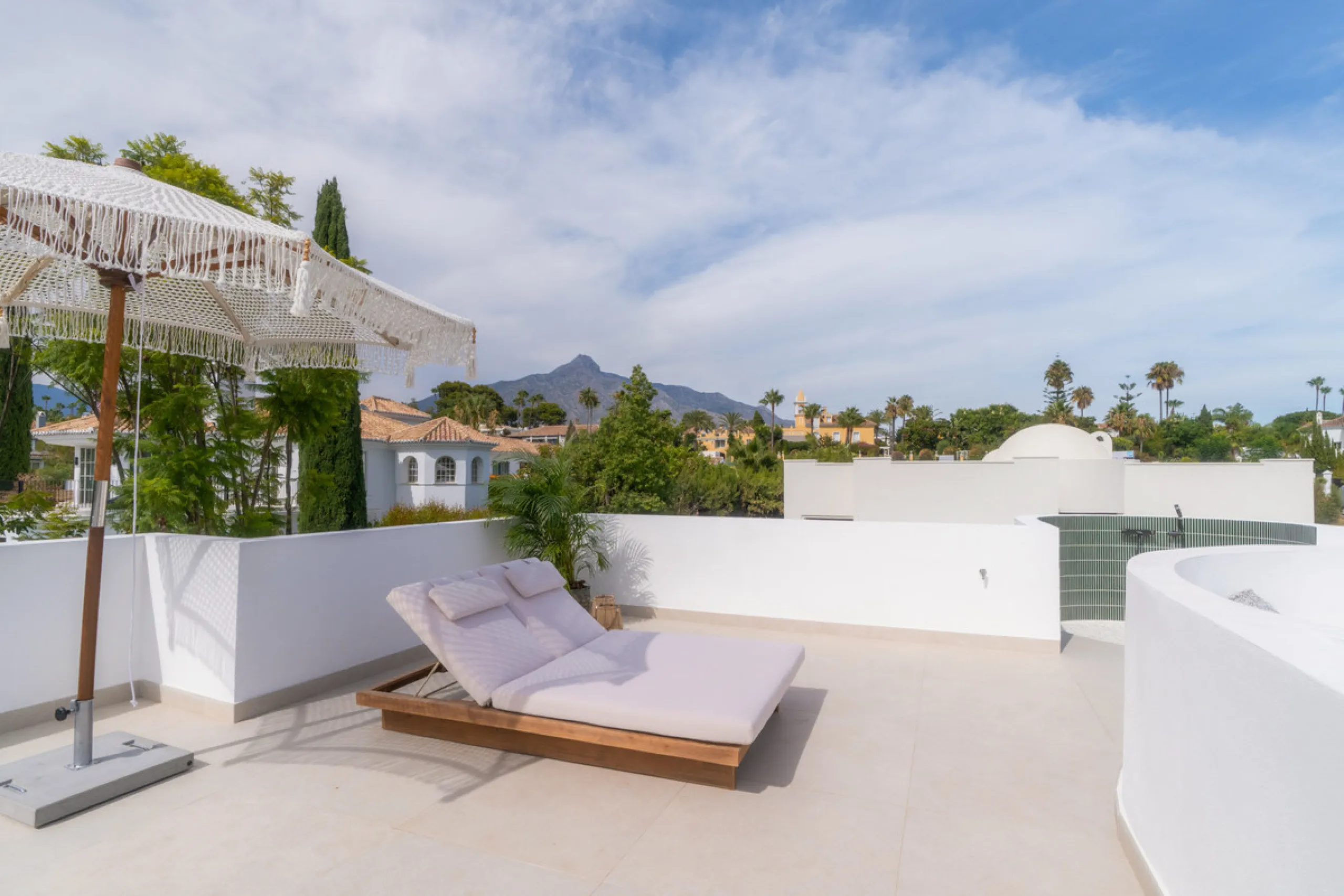 This home is a modern six bedroom luxury villa for sale in the Golf Valley of Marbella. The home offers 600 m² of space on an 820 m² plot with 125 m² of terraces. The villa sits minutes from Aloha Golf Los Naranjos and Las Brisas Golf Club and it offers f