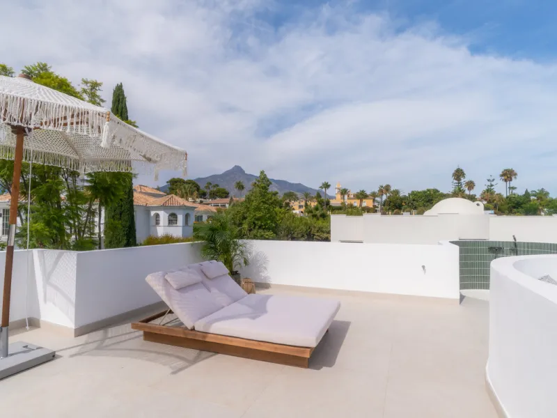 This home is a modern six bedroom luxury villa for sale in the Golf Valley of Marbella. The home offers 600 m² of space on an 820 m² plot with 125 m² of terraces. The villa sits minutes from Aloha Golf Los Naranjos and Las Brisas Golf Club and it offers f