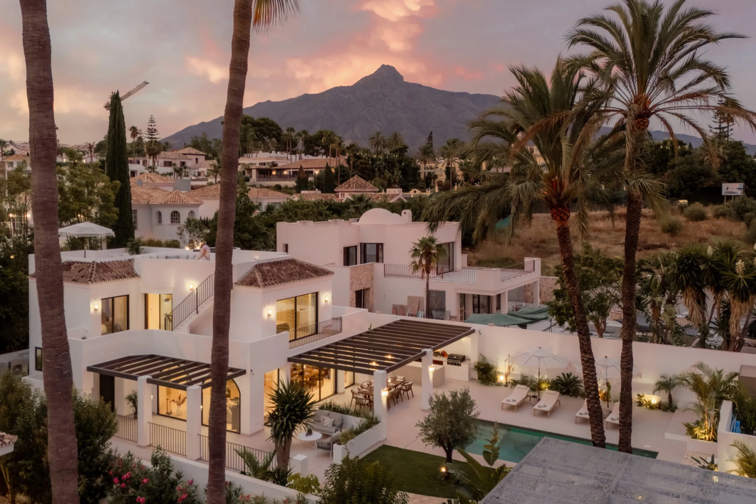 This home is a modern six bedroom luxury villa for sale in the Golf Valley of Marbella. The home offers 600 m² of space on an 820 m² plot with 125 m² of terraces. The villa sits minutes from Aloha Golf Los Naranjos and Las Brisas Golf Club and it offers f