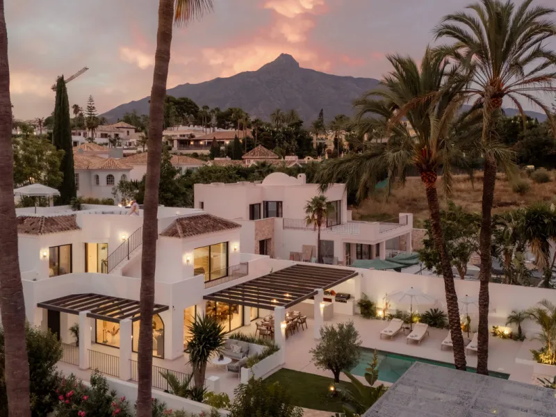 This home is a modern six bedroom luxury villa for sale in the Golf Valley of Marbella. The home offers 600 m² of space on an 820 m² plot with 125 m² of terraces. The villa sits minutes from Aloha Golf Los Naranjos and Las Brisas Golf Club and it offers f