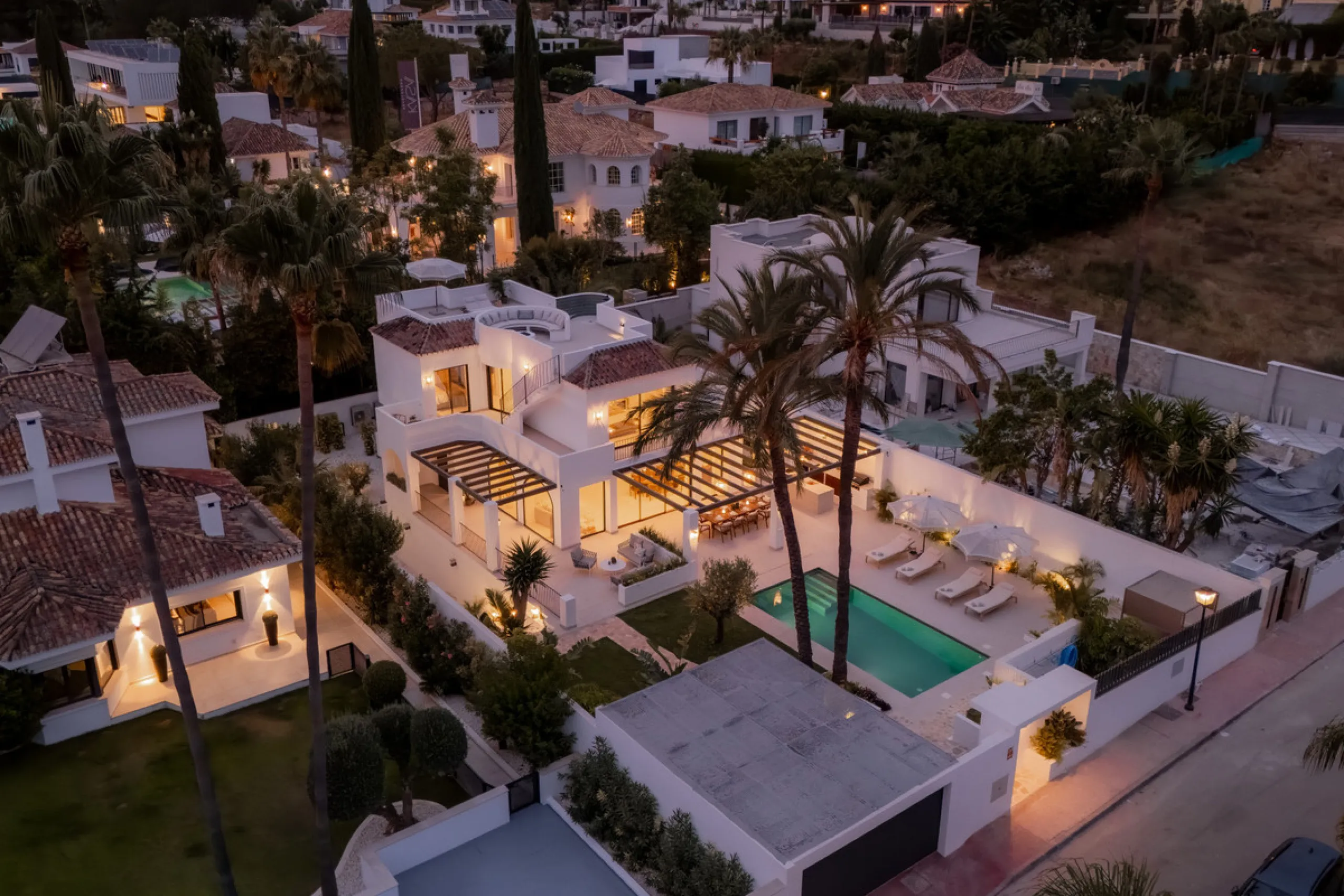 This home is a modern six bedroom luxury villa for sale in the Golf Valley of Marbella. The home offers 600 m² of space on an 820 m² plot with 125 m² of terraces. The villa sits minutes from Aloha Golf Los Naranjos and Las Brisas Golf Club and it offers f