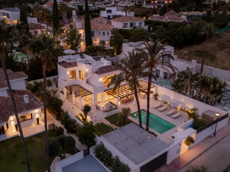 This home is a modern six bedroom luxury villa for sale in the Golf Valley of Marbella. The home offers 600 m² of space on an 820 m² plot with 125 m² of terraces. The villa sits minutes from Aloha Golf Los Naranjos and Las Brisas Golf Club and it offers f
