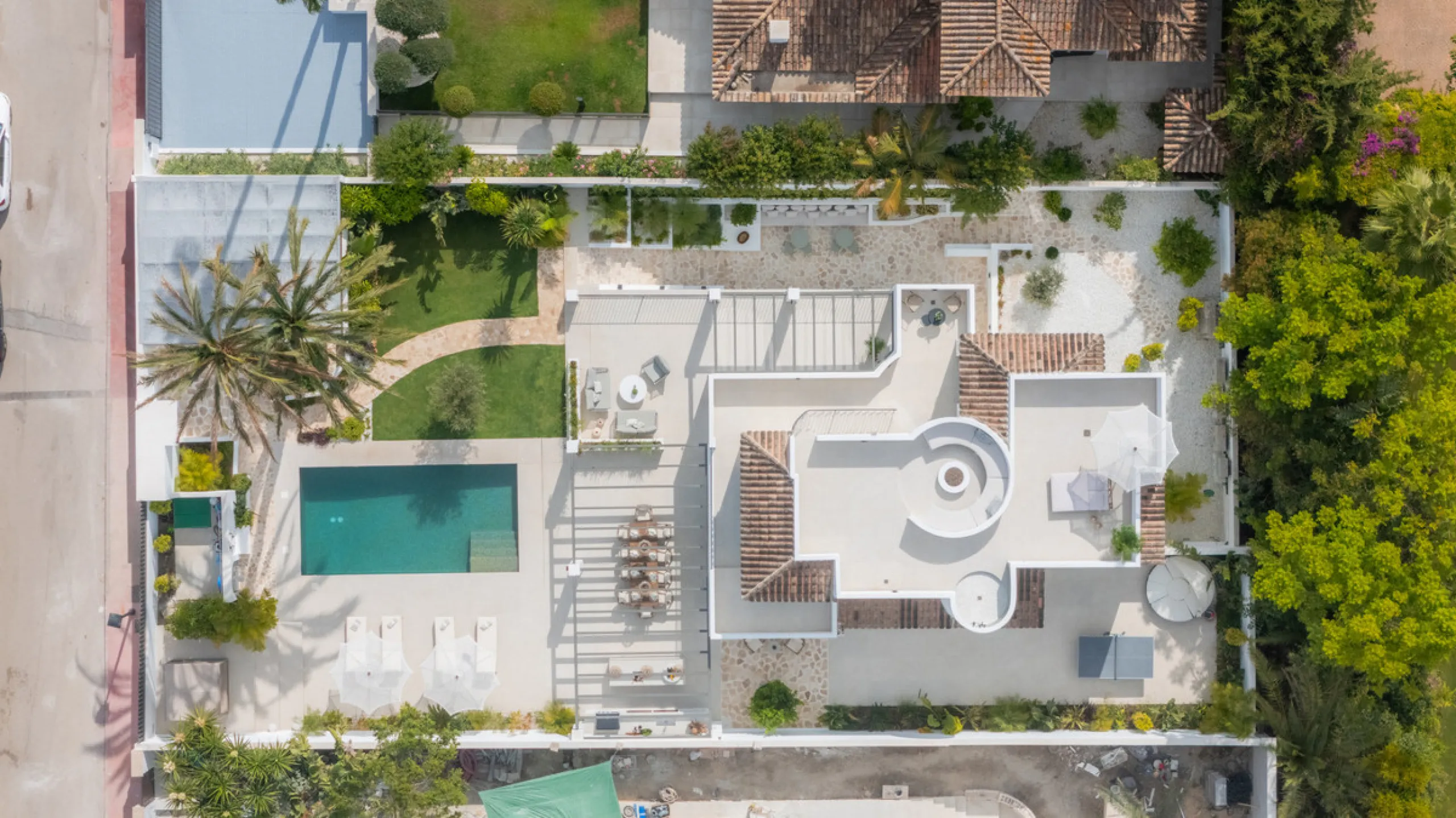 This home is a modern six bedroom luxury villa for sale in the Golf Valley of Marbella. The home offers 600 m² of space on an 820 m² plot with 125 m² of terraces. The villa sits minutes from Aloha Golf Los Naranjos and Las Brisas Golf Club and it offers f
