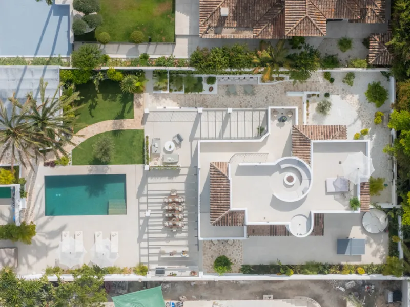 This home is a modern six bedroom luxury villa for sale in the Golf Valley of Marbella. The home offers 600 m² of space on an 820 m² plot with 125 m² of terraces. The villa sits minutes from Aloha Golf Los Naranjos and Las Brisas Golf Club and it offers f