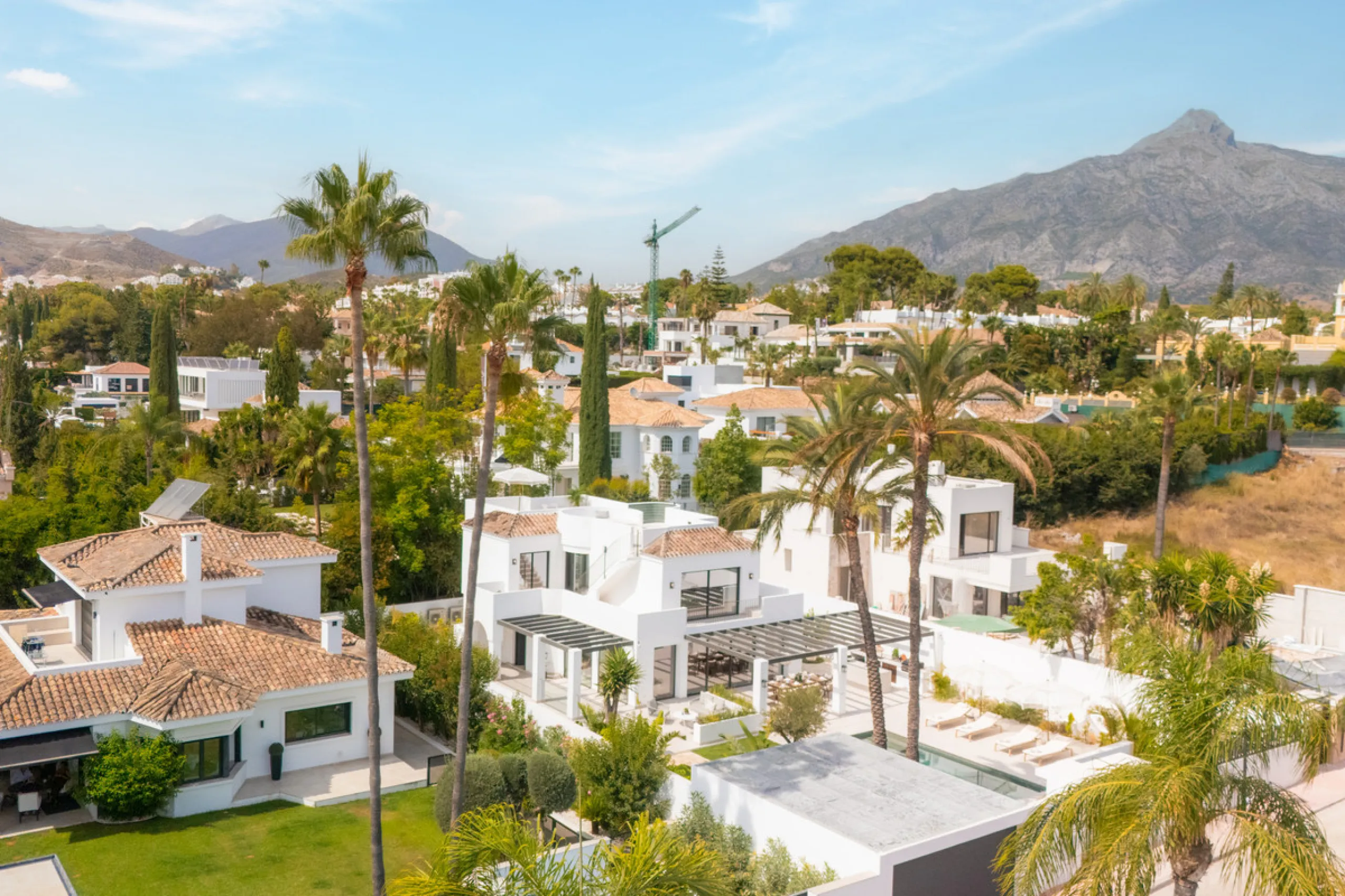 This home is a modern six bedroom luxury villa for sale in the Golf Valley of Marbella. The home offers 600 m² of space on an 820 m² plot with 125 m² of terraces. The villa sits minutes from Aloha Golf Los Naranjos and Las Brisas Golf Club and it offers f
