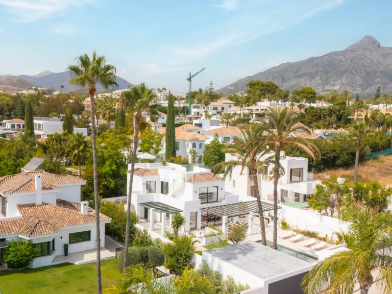 This home is a modern six bedroom luxury villa for sale in the Golf Valley of Marbella. The home offers 600 m² of space on an 820 m² plot with 125 m² of terraces. The villa sits minutes from Aloha Golf Los Naranjos and Las Brisas Golf Club and it offers f