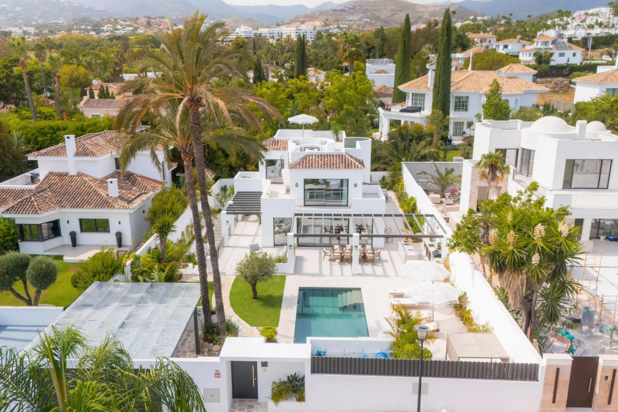 This home is a modern six bedroom luxury villa for sale in the Golf Valley of Marbella. The home offers 600 m² of space on an 820 m² plot with 125 m² of terraces. The villa sits minutes from Aloha Golf Los Naranjos and Las Brisas Golf Club and it offers f