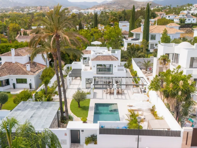 This home is a modern six bedroom luxury villa for sale in the Golf Valley of Marbella. The home offers 600 m² of space on an 820 m² plot with 125 m² of terraces. The villa sits minutes from Aloha Golf Los Naranjos and Las Brisas Golf Club and it offers f