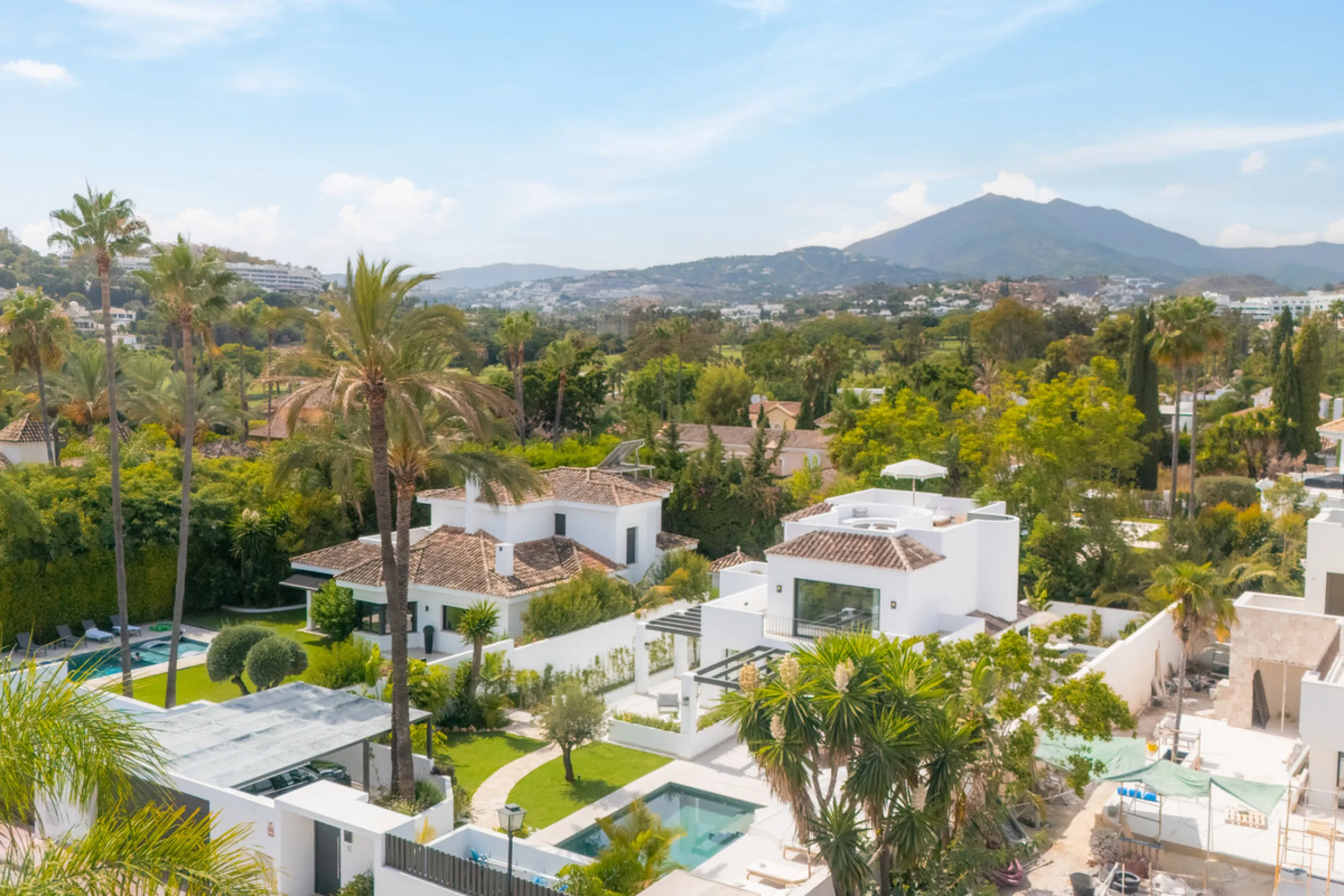 This home is a modern six bedroom luxury villa for sale in the Golf Valley of Marbella. The home offers 600 m² of space on an 820 m² plot with 125 m² of terraces. The villa sits minutes from Aloha Golf Los Naranjos and Las Brisas Golf Club and it offers f