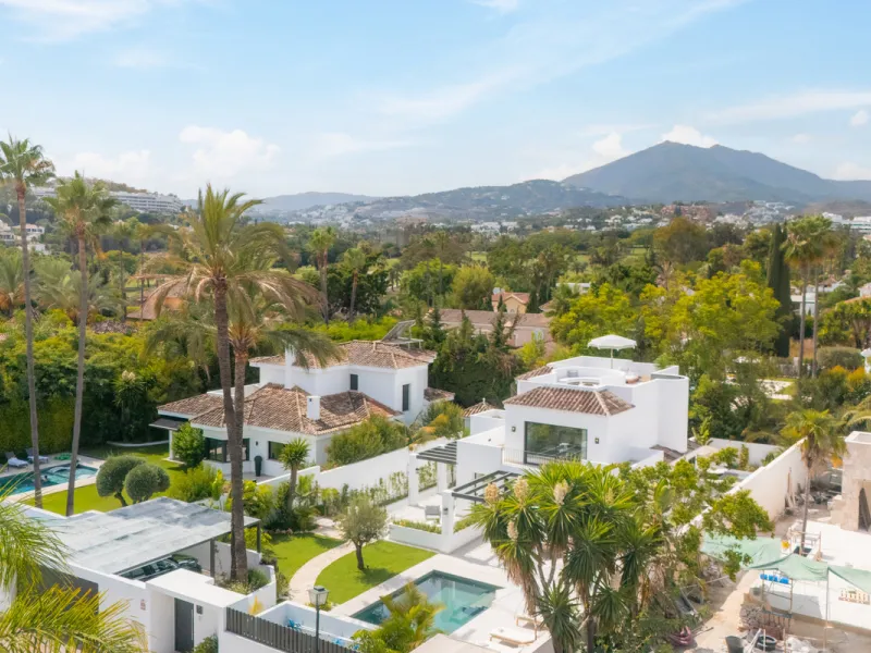 This home is a modern six bedroom luxury villa for sale in the Golf Valley of Marbella. The home offers 600 m² of space on an 820 m² plot with 125 m² of terraces. The villa sits minutes from Aloha Golf Los Naranjos and Las Brisas Golf Club and it offers f