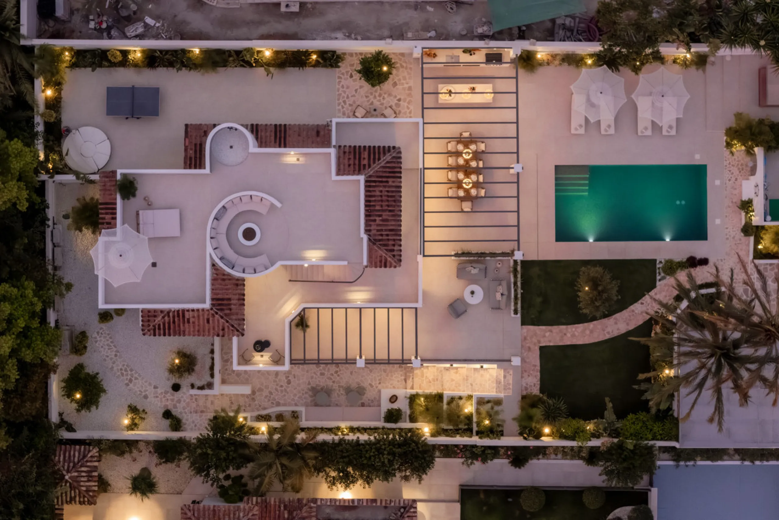 This home is a modern six bedroom luxury villa for sale in the Golf Valley of Marbella. The home offers 600 m² of space on an 820 m² plot with 125 m² of terraces. The villa sits minutes from Aloha Golf Los Naranjos and Las Brisas Golf Club and it offers f