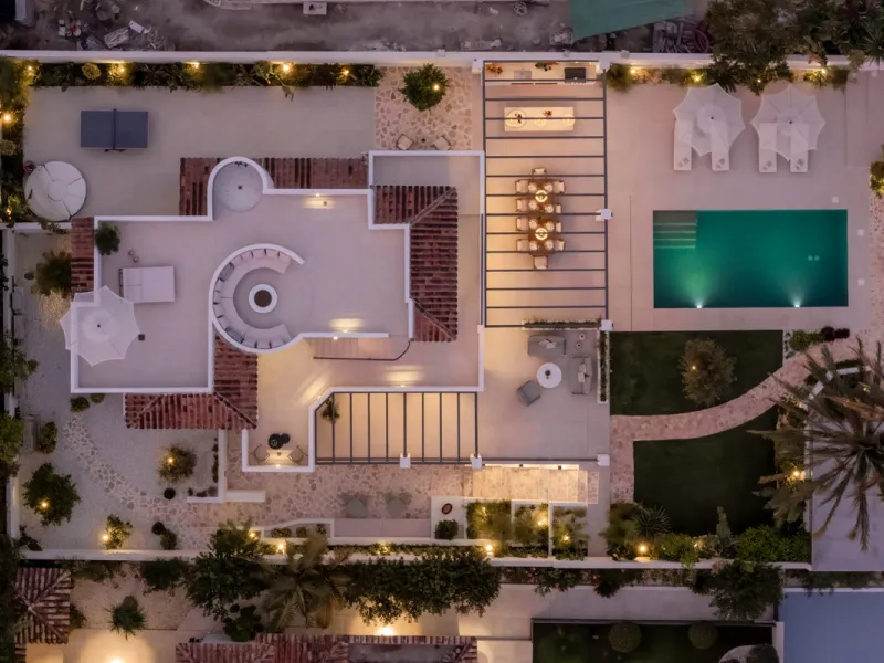 This home is a modern six bedroom luxury villa for sale in the Golf Valley of Marbella. The home offers 600 m² of space on an 820 m² plot with 125 m² of terraces. The villa sits minutes from Aloha Golf Los Naranjos and Las Brisas Golf Club and it offers f