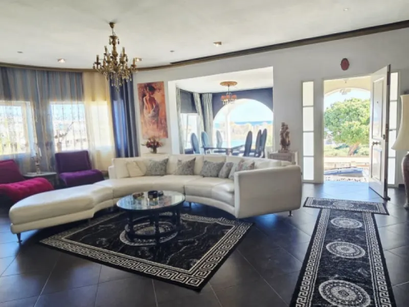 Investment Opportunity: Versatile Villa Ideal for Co‑Living, Boutique B&B or Multi‑Unit Living