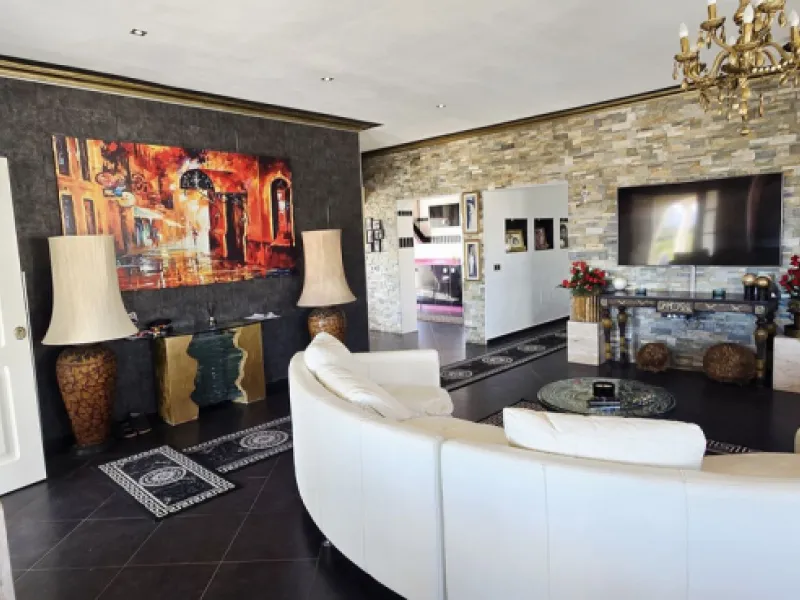 Investment Opportunity: Versatile Villa Ideal for Co‑Living, Boutique B&B or Multi‑Unit Living