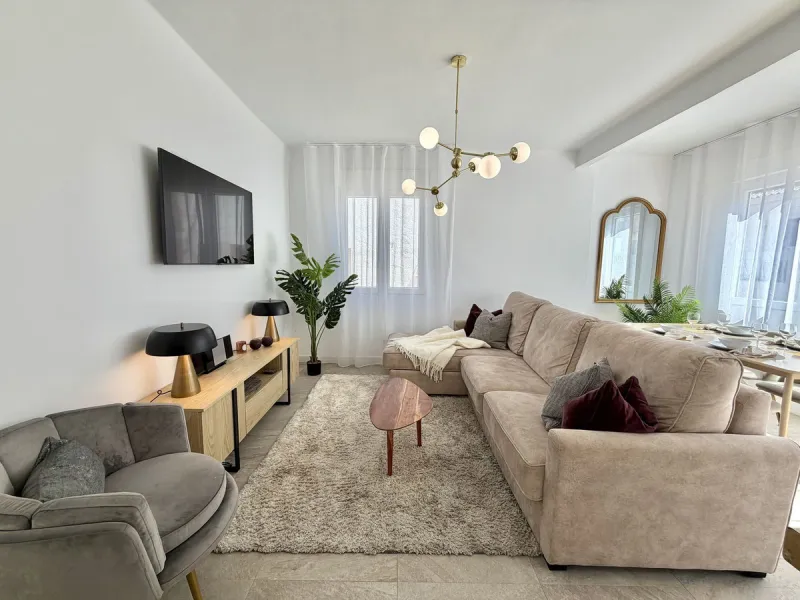 Welcome home to your own oasis on the third floor in Fuengirola! Here you'll find a bright and well-planned two-bedroom apartment (no lift), with access to a spacious shared rooftop terrace. The location is hard to beat, with just 600 meters from the beac