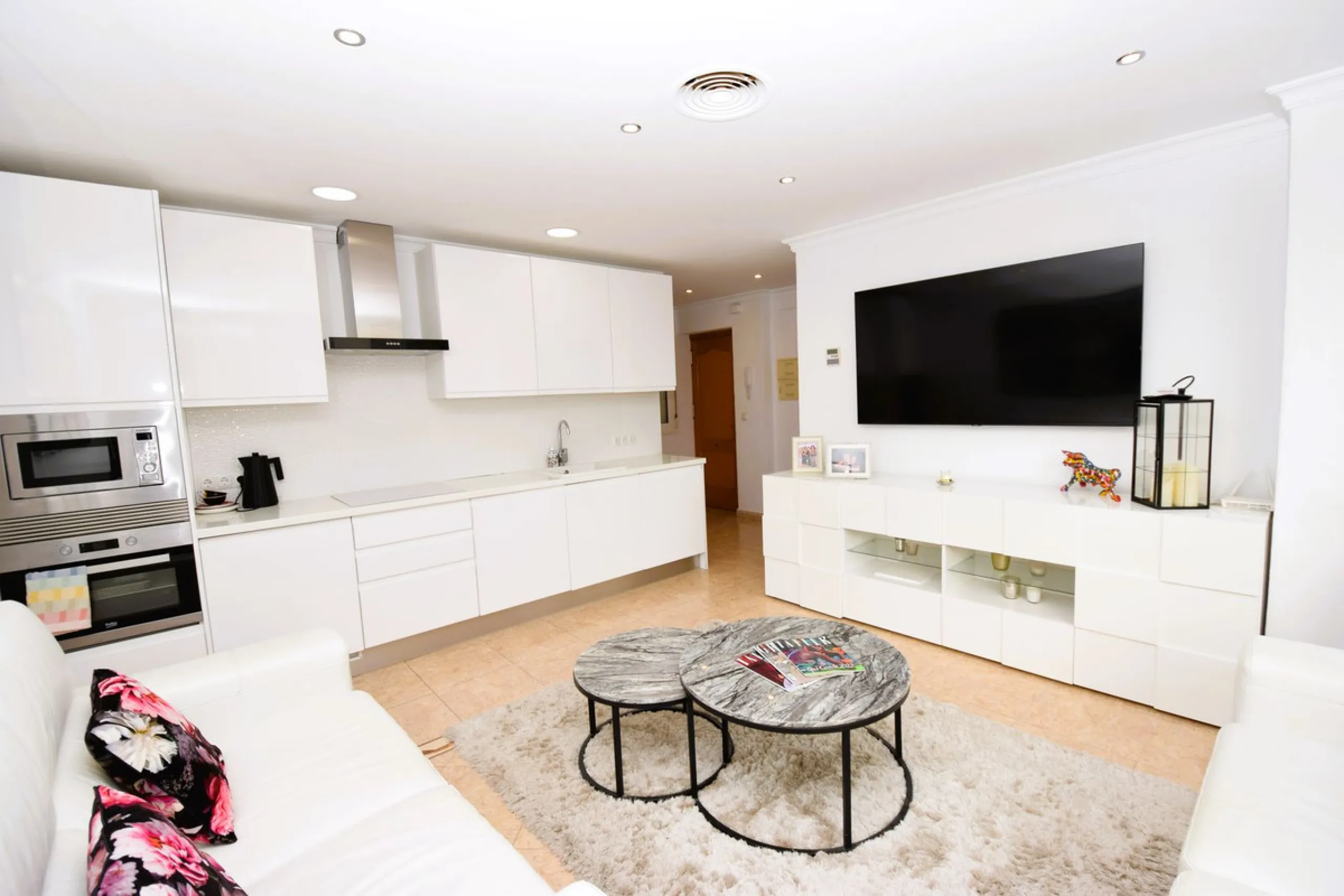 If you want to be right in the heart of La Cala de Mijas and be able to enjoy its restaurants and beaches on your doorstep, then this apartment is for you. Located on a quiet side street just 100m from the beach, it's an ideal lock and leave or perfect re