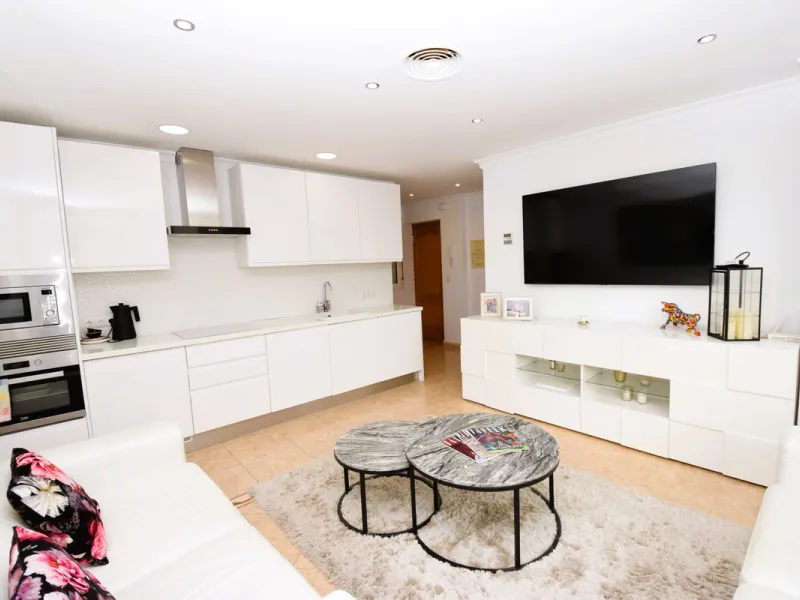 If you want to be right in the heart of La Cala de Mijas and be able to enjoy its restaurants and beaches on your doorstep, then this apartment is for you. Located on a quiet side street just 100m from the beach, it's an ideal lock and leave or perfect re