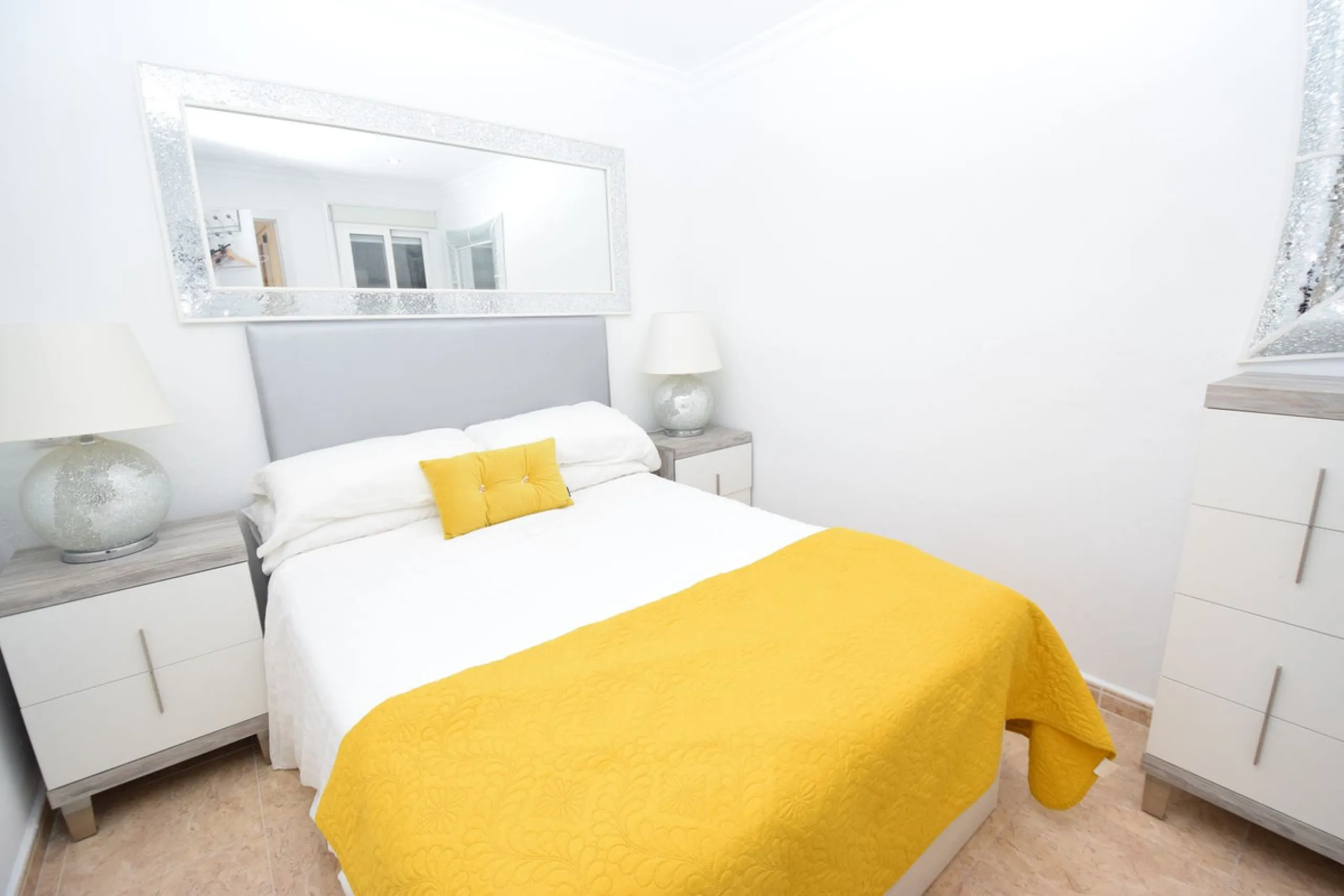 If you want to be right in the heart of La Cala de Mijas and be able to enjoy its restaurants and beaches on your doorstep, then this apartment is for you. Located on a quiet side street just 100m from the beach, it's an ideal lock and leave or perfect re