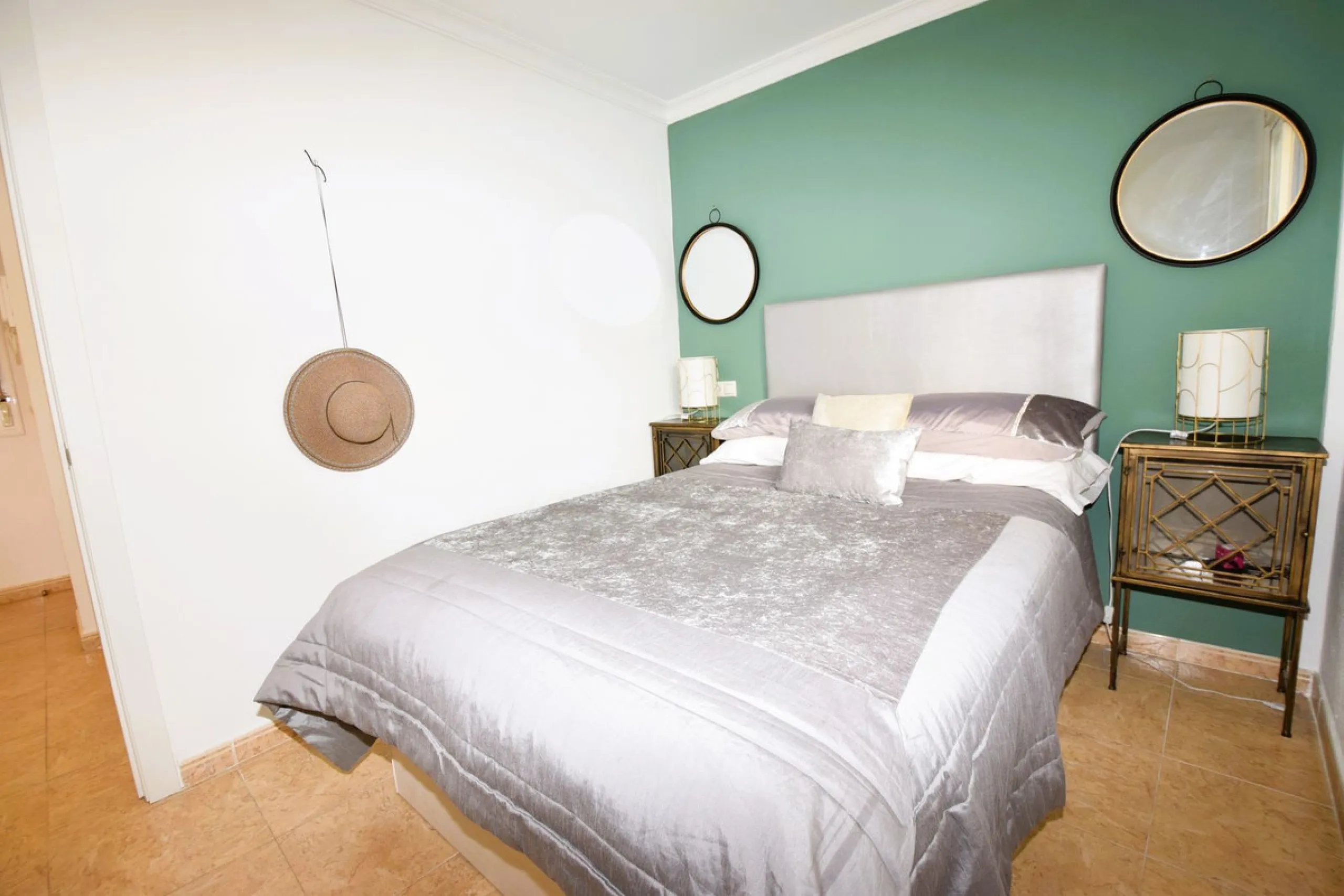 If you want to be right in the heart of La Cala de Mijas and be able to enjoy its restaurants and beaches on your doorstep, then this apartment is for you. Located on a quiet side street just 100m from the beach, it's an ideal lock and leave or perfect re