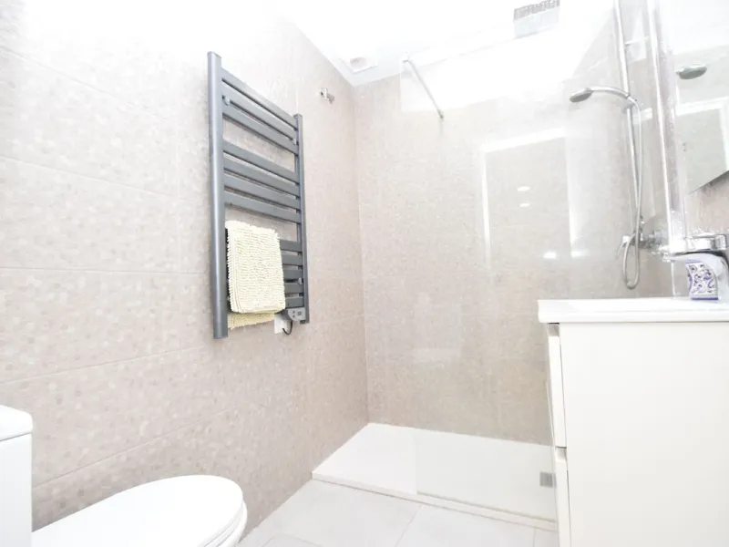 If you want to be right in the heart of La Cala de Mijas and be able to enjoy its restaurants and beaches on your doorstep, then this apartment is for you. Located on a quiet side street just 100m from the beach, it's an ideal lock and leave or perfect re