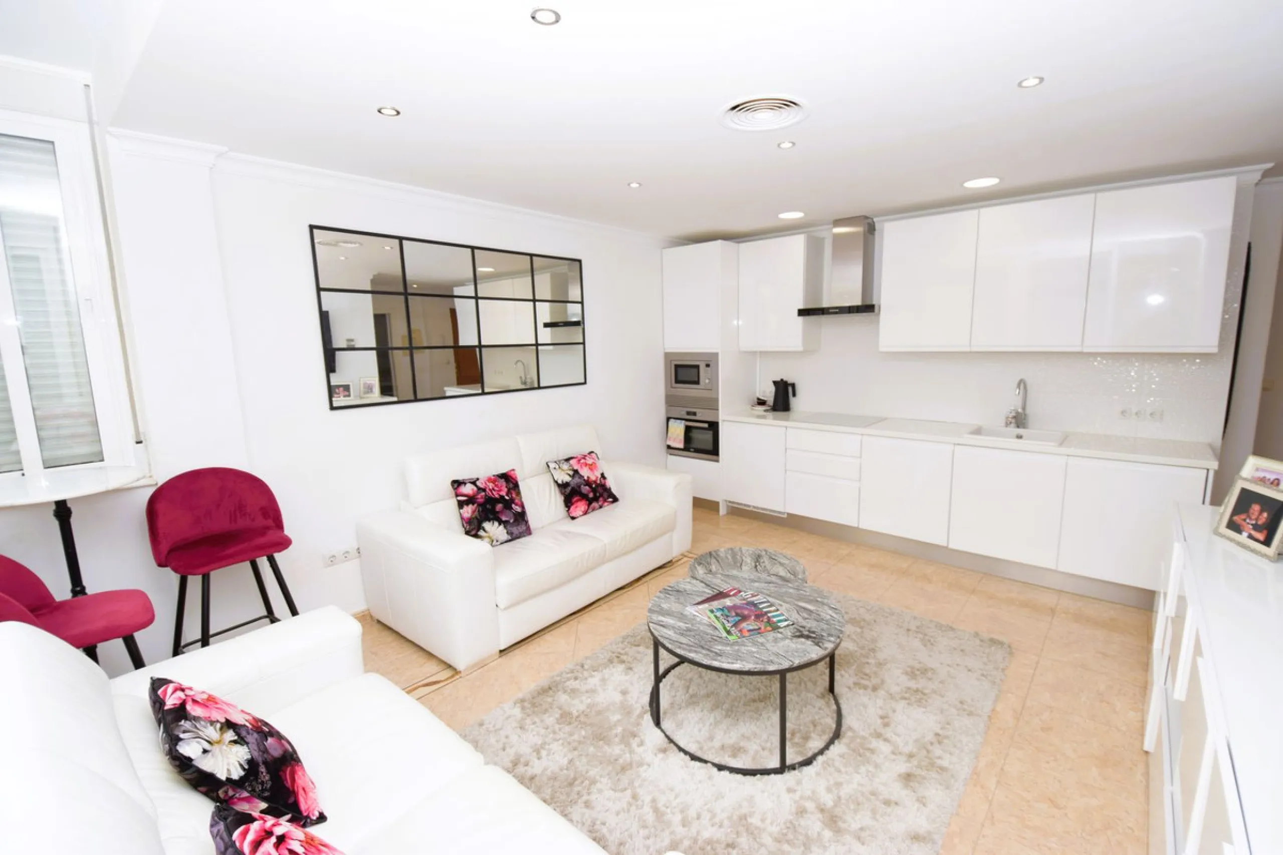 If you want to be right in the heart of La Cala de Mijas and be able to enjoy its restaurants and beaches on your doorstep, then this apartment is for you. Located on a quiet side street just 100m from the beach, it's an ideal lock and leave or perfect re