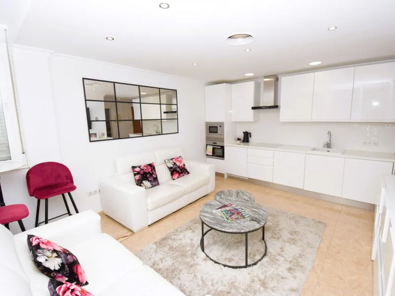 If you want to be right in the heart of La Cala de Mijas and be able to enjoy its restaurants and beaches on your doorstep, then this apartment is for you. Located on a quiet side street just 100m from the beach, it's an ideal lock and leave or perfect re