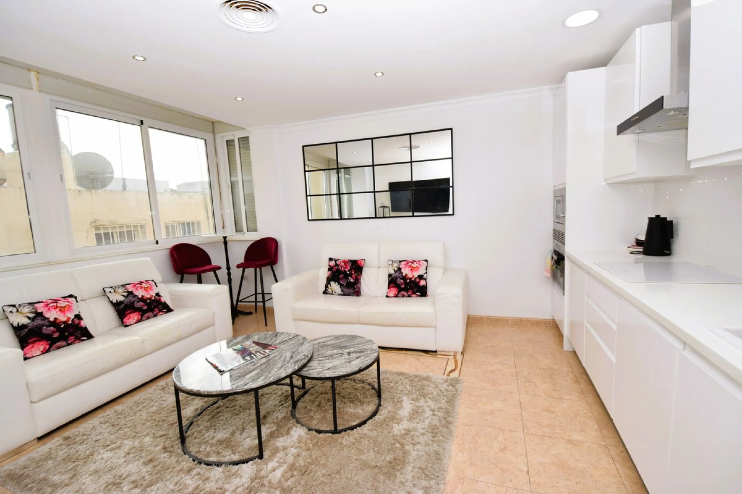If you want to be right in the heart of La Cala de Mijas and be able to enjoy its restaurants and beaches on your doorstep, then this apartment is for you. Located on a quiet side street just 100m from the beach, it's an ideal lock and leave or perfect re