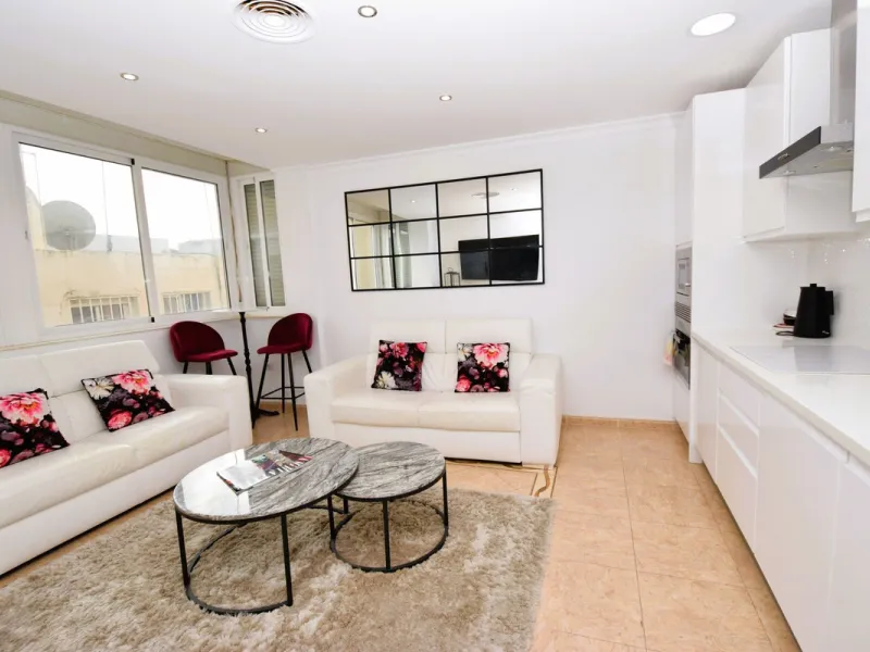 If you want to be right in the heart of La Cala de Mijas and be able to enjoy its restaurants and beaches on your doorstep, then this apartment is for you. Located on a quiet side street just 100m from the beach, it's an ideal lock and leave or perfect re