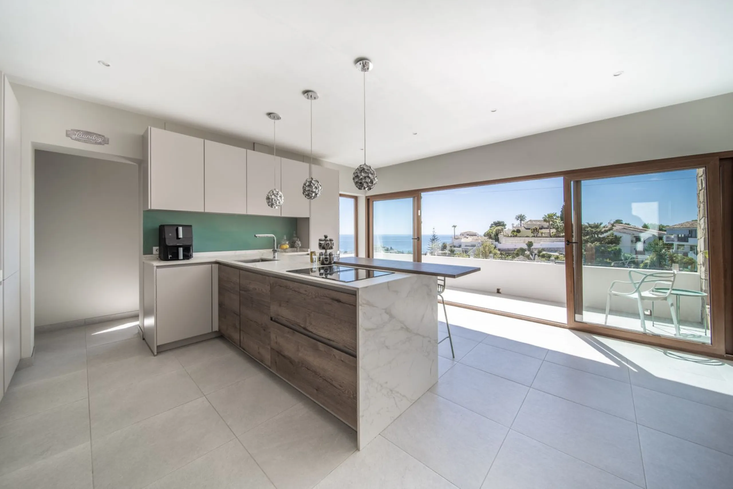 House - Detached Villa в продаже в Benalmadena, Málaga. В доме 5 спален и 4 ванных комнат. Площадь дома 364 м². Площадь участка 648 м²