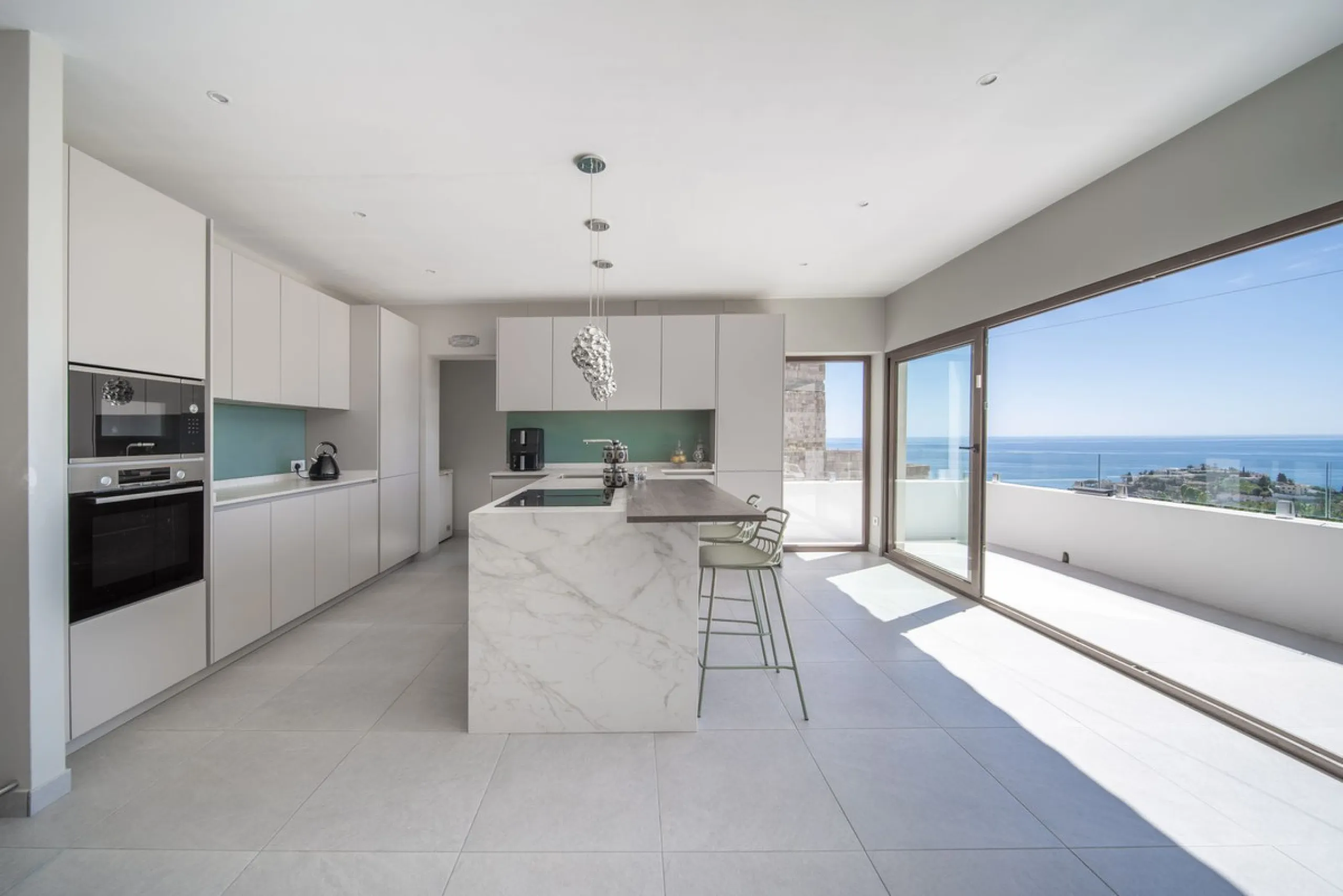 House - Detached Villa в продаже в Benalmadena, Málaga. В доме 5 спален и 4 ванных комнат. Площадь дома 364 м². Площадь участка 648 м²