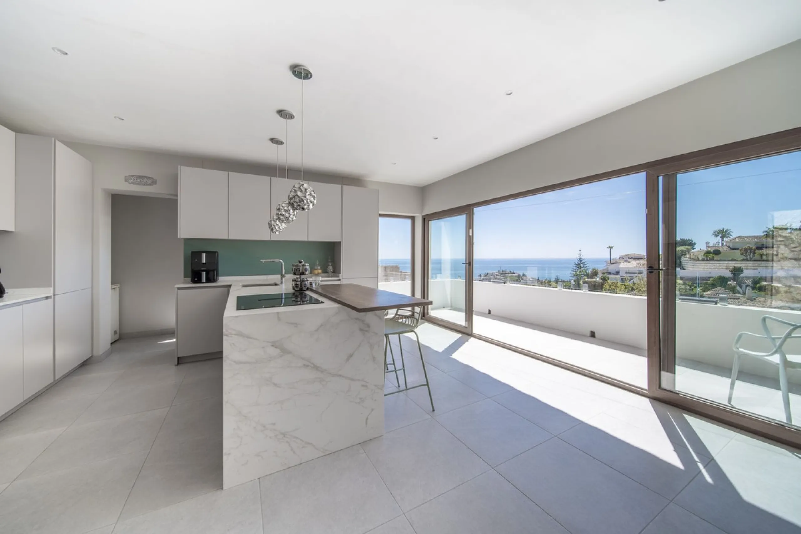 House - Detached Villa в продаже в Benalmadena, Málaga. В доме 5 спален и 4 ванных комнат. Площадь дома 364 м². Площадь участка 648 м²