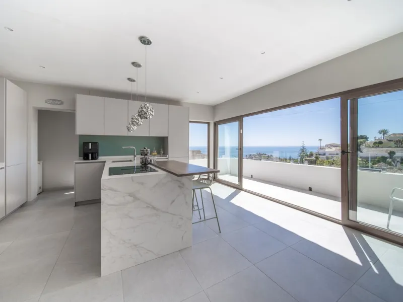 House - Detached Villa в продаже в Benalmadena, Málaga. В доме 5 спален и 4 ванных комнат. Площадь дома 364 м². Площадь участка 648 м²