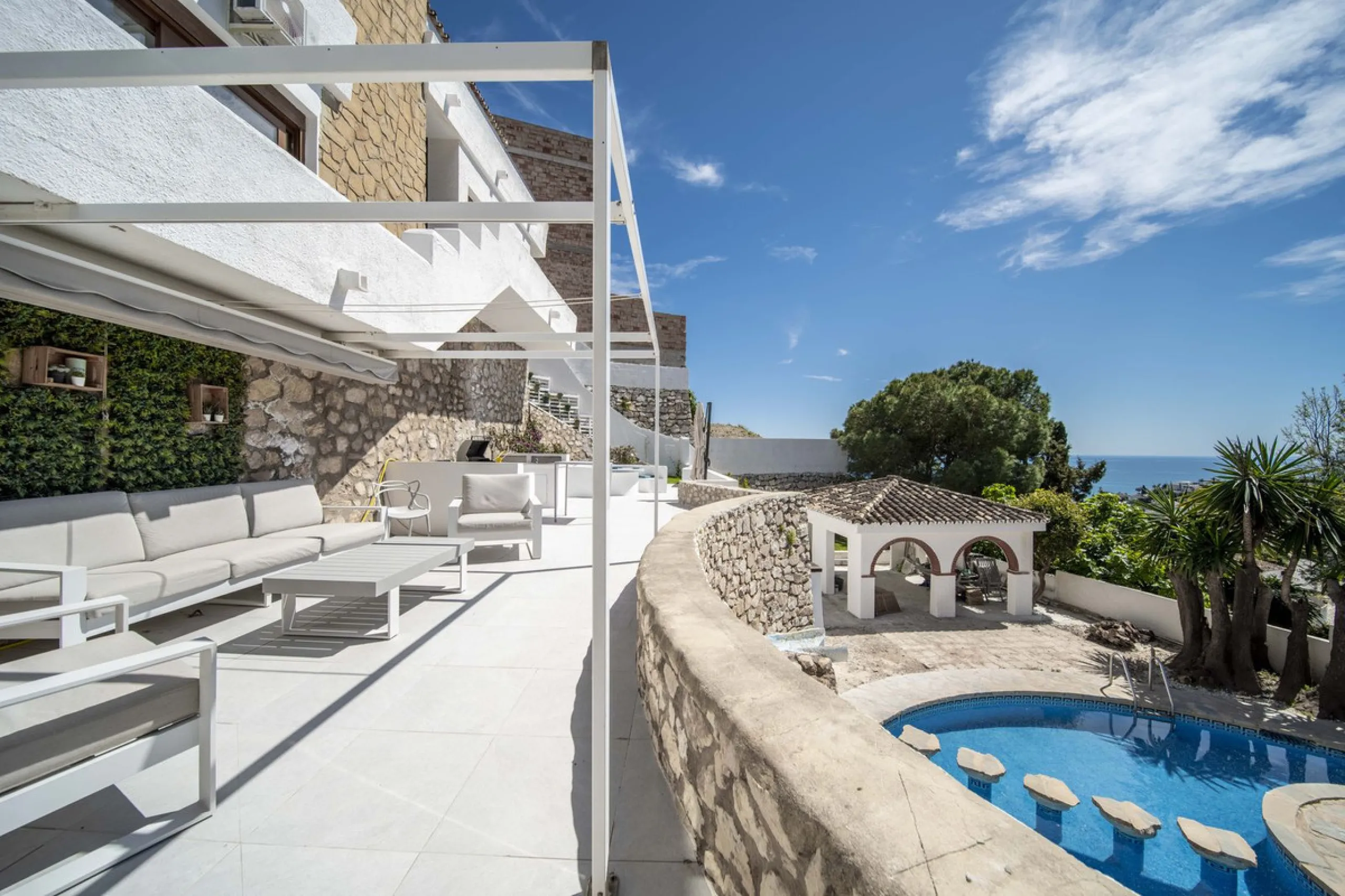 House - Detached Villa в продаже в Benalmadena, Málaga. В доме 5 спален и 4 ванных комнат. Площадь дома 364 м². Площадь участка 648 м²